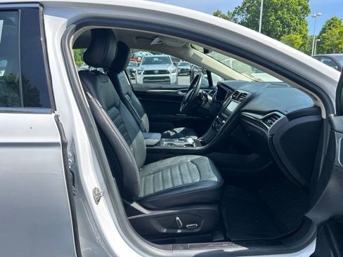 Used 2017 Ford Fusion SE w/ Fusion SE Technology Package FWD image 13