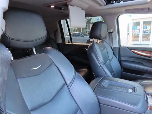 Used 2020 Cadillac Escalade ESV Premium Luxury image 27