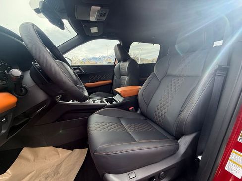 Used 2025 Mitsubishi Outlander image 11