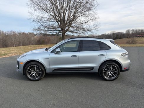 Certified 2025 Porsche Macan Base image 2