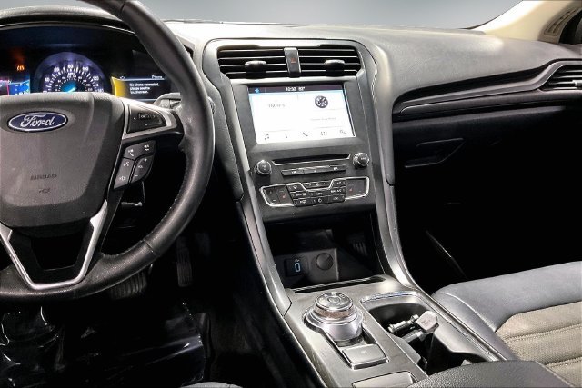 Used 2018 Ford Fusion SE w/ Equipment Group 201A FWD image 10