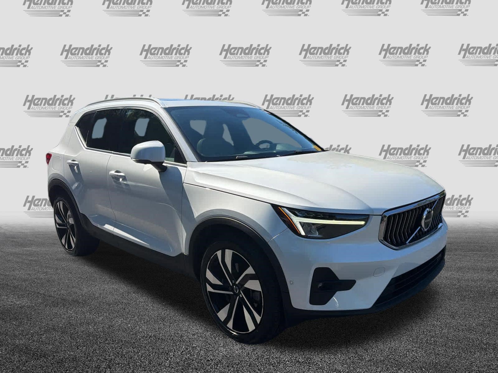 Used 2023 Volvo XC40 B5 Plus w/ Protection Package Premier AWD/4WD image 2