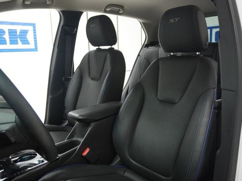 Used 2025 Buick Encore GX Sport Touring w/ Comfort Package image 18