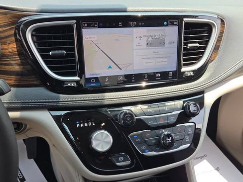 Used 2024 Chrysler Pacifica Limited FWD image 17