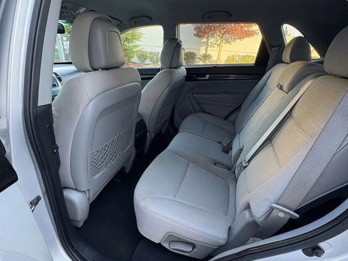 Used 2014 Kia Sorento LX image 21