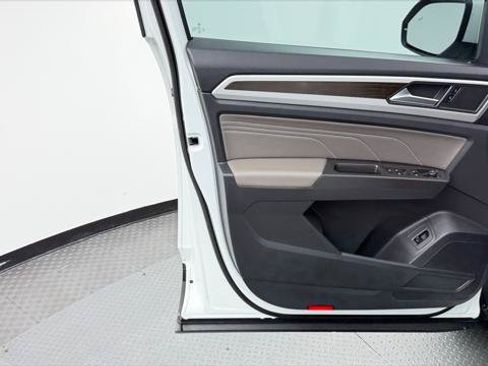 Used 2023 Volkswagen Atlas SE w/ Panoramic Sunroof Package FWD image 13