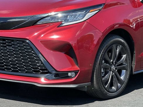 Used 2025 Toyota Sienna XSE FWD image 8