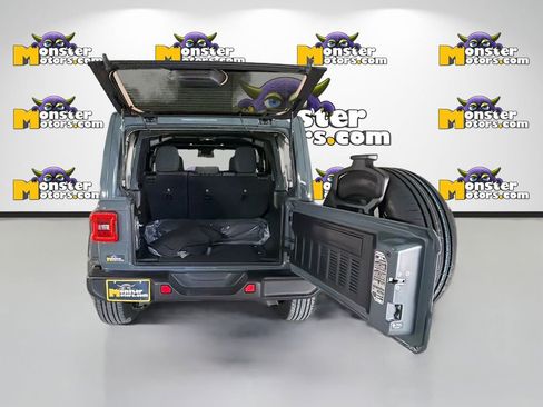 Used 2025 Jeep Wrangler Unlimited Sahara AWD/4WD image 29