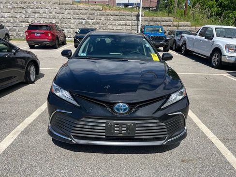 Used 2022 Toyota Camry XLE FWD image 2