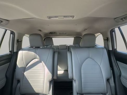 Used 2023 Toyota Highlander XLE FWD image 19