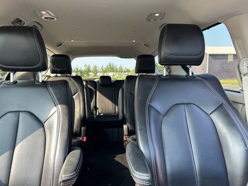 Used 2023 Chrysler Pacifica Touring-L AWD/4WD image 37