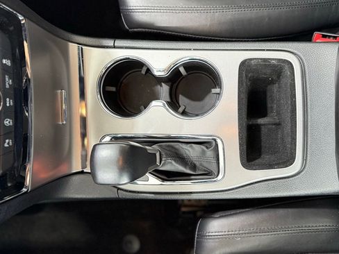 Used 2022 Jeep Grand Cherokee Laredo X image 36