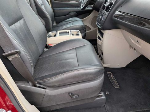 Used 2016 Chrysler Town & Country Touring-L FWD image 20