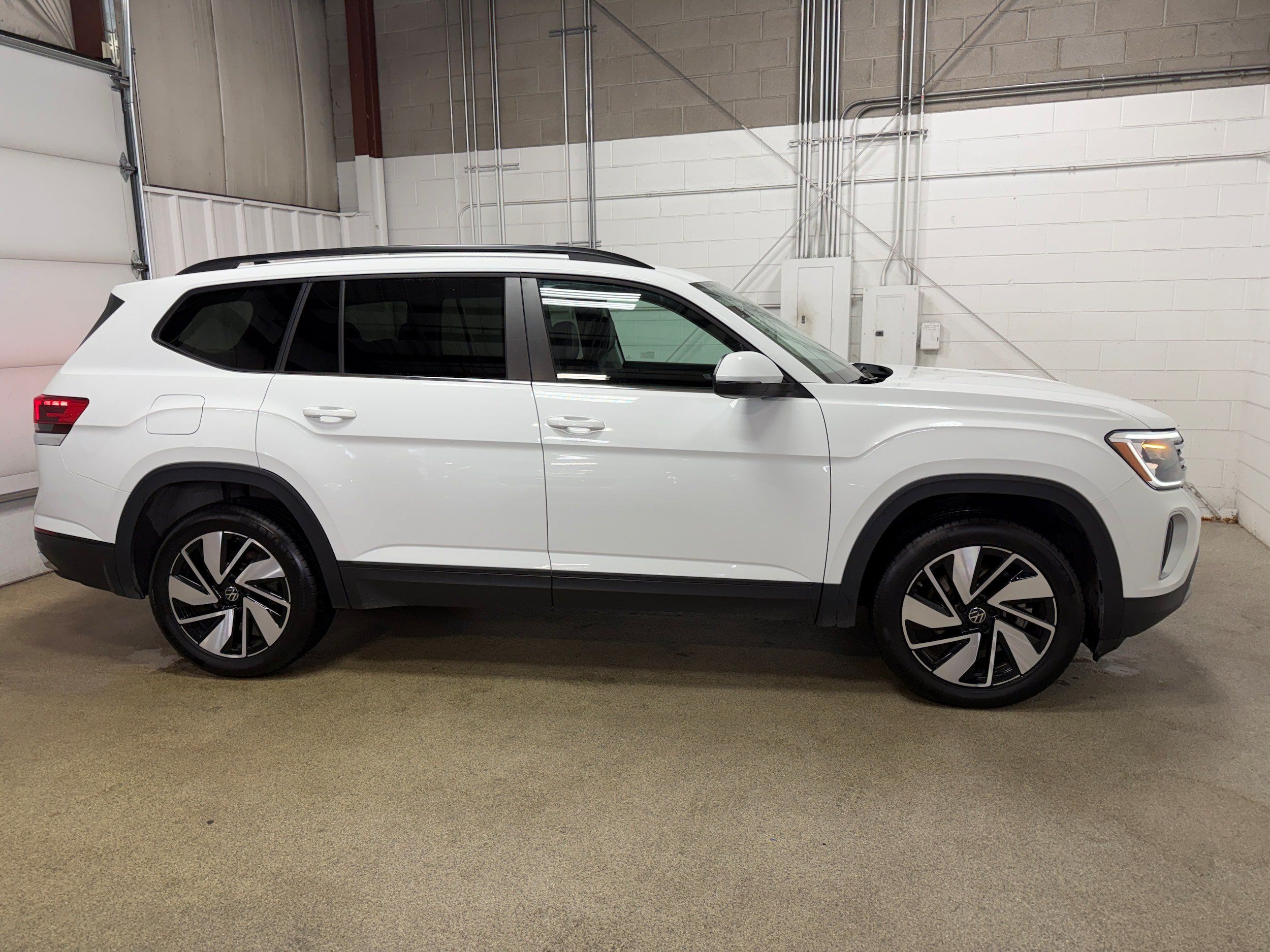 Used 2025 Volkswagen Atlas SE AWD/4WD image 7