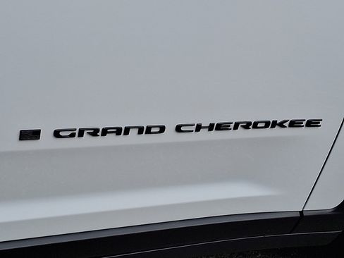 New 2025 Jeep Grand Cherokee Altitude image 15