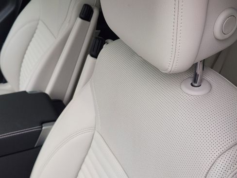 Certified 2025 Land Rover Discovery Dynamic SE image 17