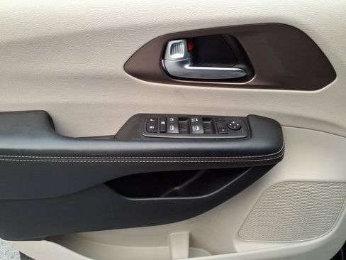 Used 2023 Chrysler Voyager LX FWD image 8