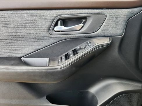 Used 2023 Nissan Rogue SV image 17