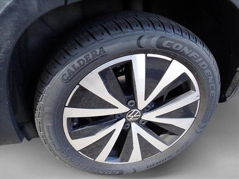 Used 2023 Volkswagen Taos SE w/ Panoramic Sunroof Package AWD/4WD image 15