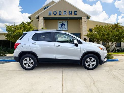 Used 2022 Chevrolet Trax LT w/ LT Convenience Package AWD/4WD image 4
