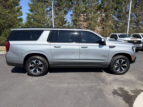 Used 2025 GMC Yukon XL AT4 w/ AT4 Premium Plus Package AWD/4WD image 13