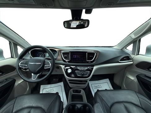 Used 2017 Chrysler Pacifica Touring-L FWD image 29