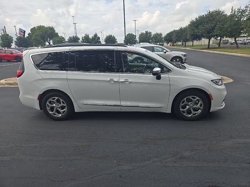 Used 2023 Chrysler Pacifica Limited FWD image 4