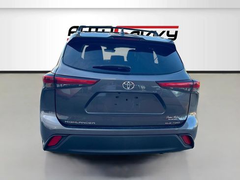 Used 2020 Toyota Highlander XLE AWD/4WD image 6