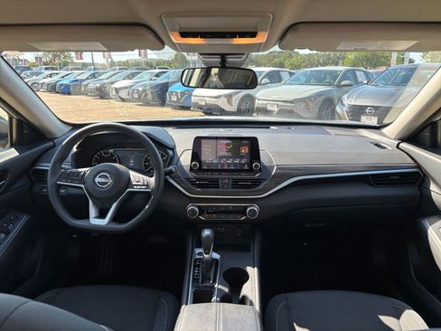 Used 2025 Nissan Altima 2.5 SV FWD image 33