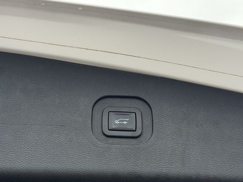 Used 2017 Chevrolet Equinox Premier w/ Enhanced Convenience Package FWD image 29
