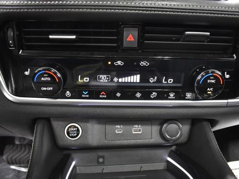 Certified 2022 Nissan Rogue Platinum w/ Head-Up Display Package FWD image 21