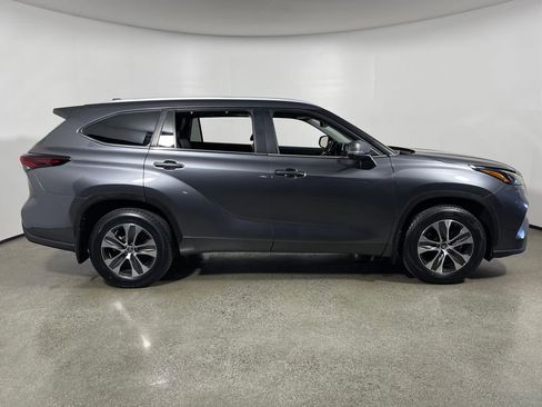Used 2024 Toyota Highlander XLE AWD/4WD image 2