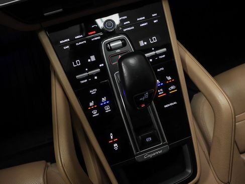 Certified 2019 Porsche Cayenne E-Hybrid AWD/4WD image 36