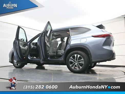 Used 2022 Toyota Highlander XLE AWD/4WD image 39
