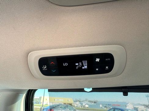 Used 2023 Chrysler Pacifica Touring-L image 18