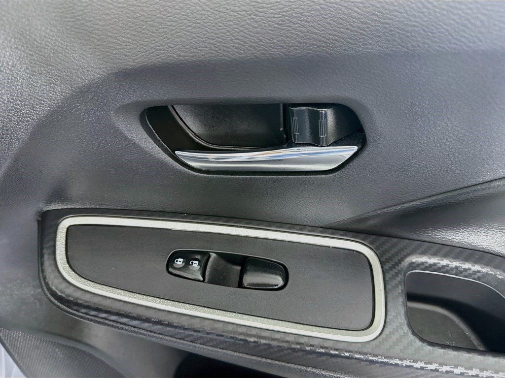 Used 2025 Nissan Versa SR FWD image 30