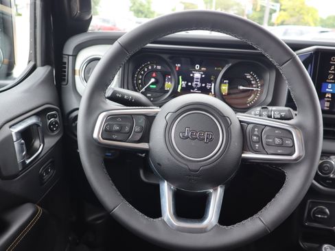 Used 2025 Jeep Wrangler Unlimited Sahara w/ Safety Group AWD/4WD image 14