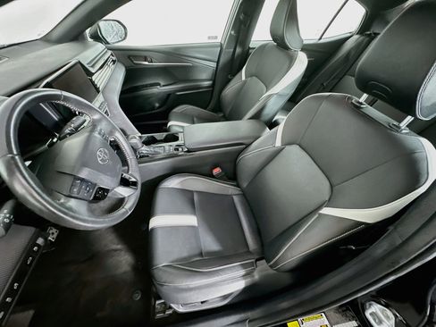 Used 2025 Toyota Camry SE FWD image 13