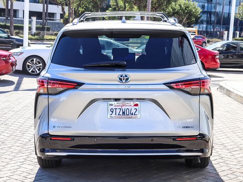 Used 2025 Toyota Sienna Platinum image 8