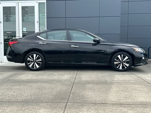 Used 2021 Nissan Altima 2.5 SV FWD image 2