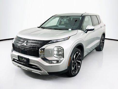 Used 2024 Mitsubishi Outlander SE image 3