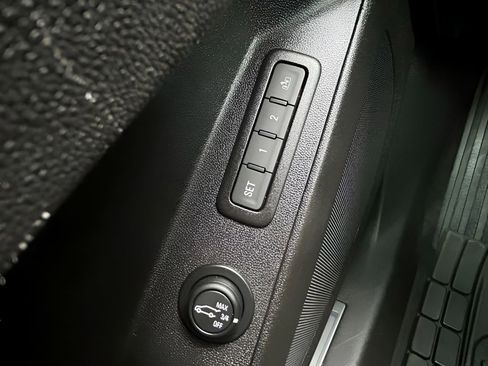 Used 2018 Chevrolet Equinox Premier image 26