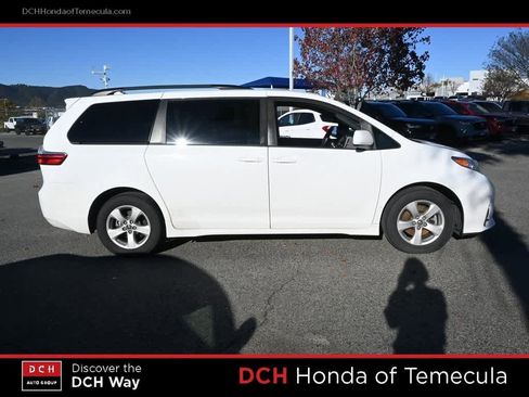 Used 2018 Toyota Sienna LE image 5