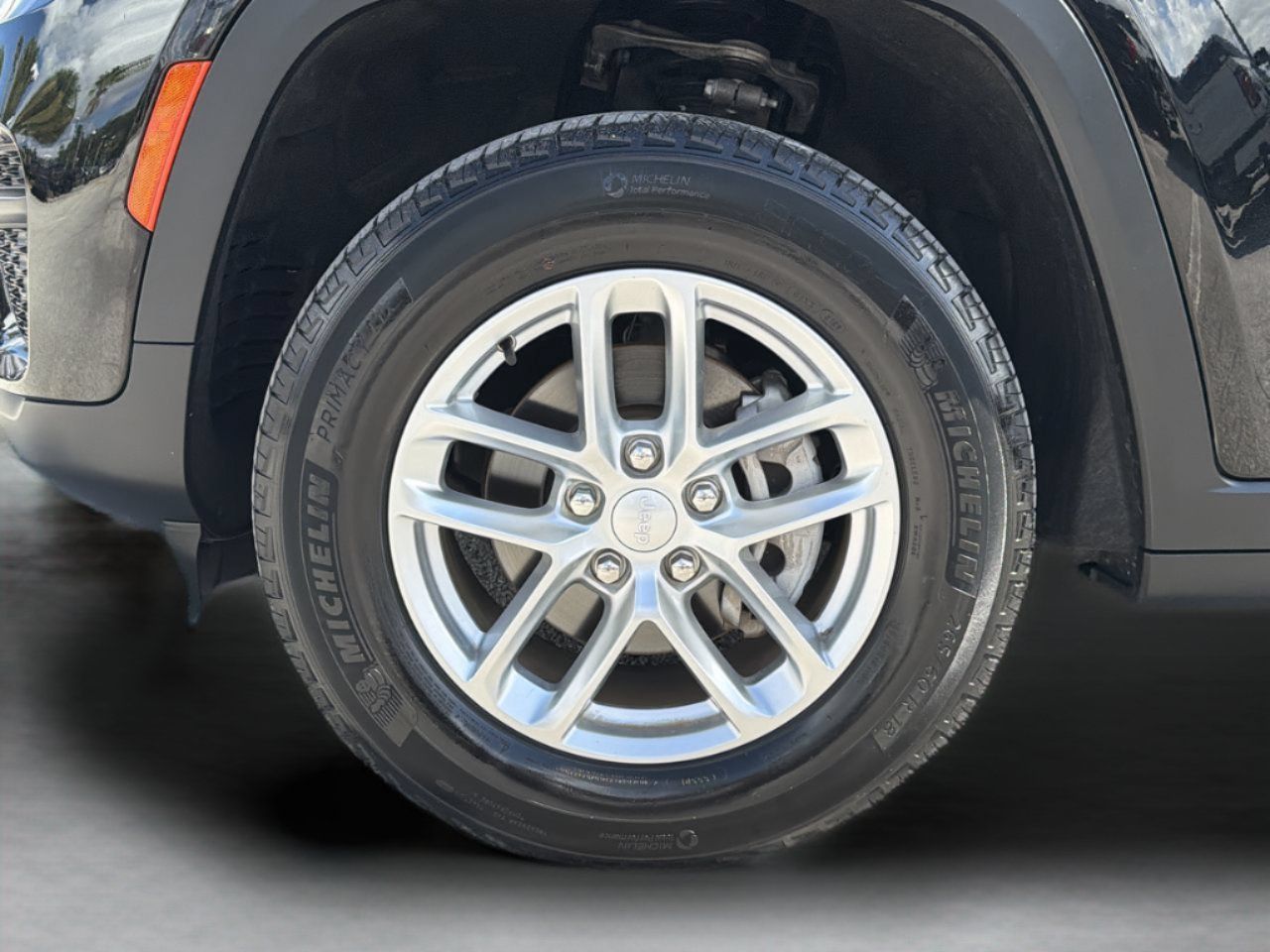 Used 2023 Jeep Grand Cherokee Laredo w/ Luxury Tech Group I RWD image 33