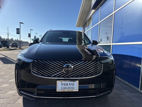 Certified 2025 Volvo XC90 B6 Plus image 2