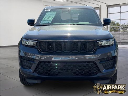 New 2025 Jeep Grand Cherokee Laredo image 9