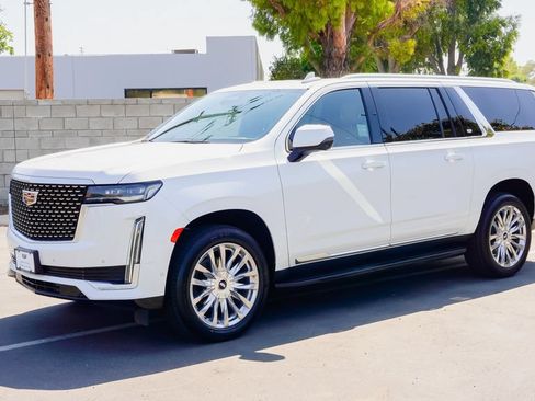 Used 2023 Cadillac Escalade ESV Premium Luxury RWD image 3