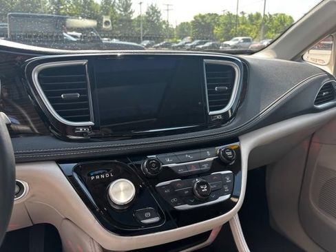 Used 2023 Chrysler Pacifica Limited FWD image 24
