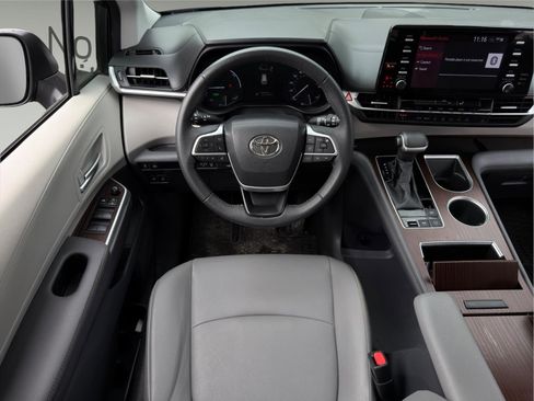 Used 2023 Toyota Sienna XLE image 18