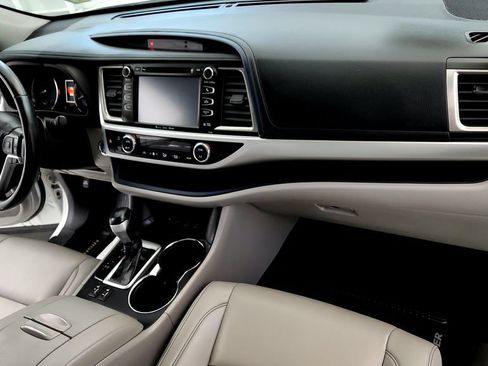 Used 2019 Toyota Highlander XLE w/ Protection Package #3 AWD/4WD image 16